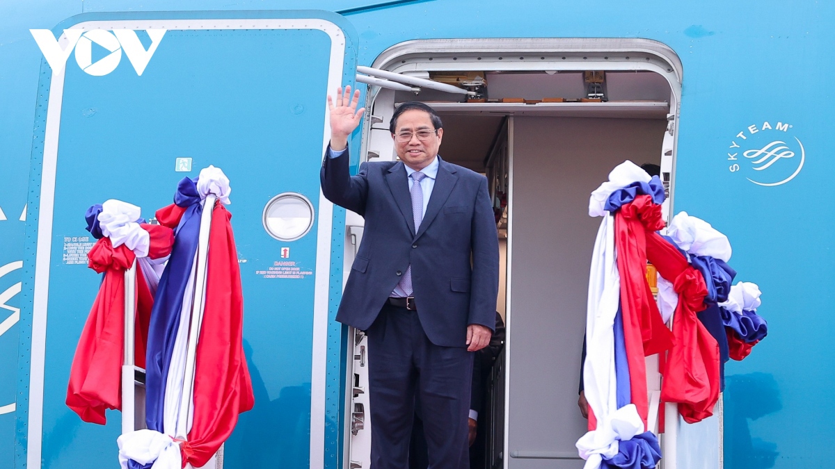 PM Chinh begins official visit to Laos